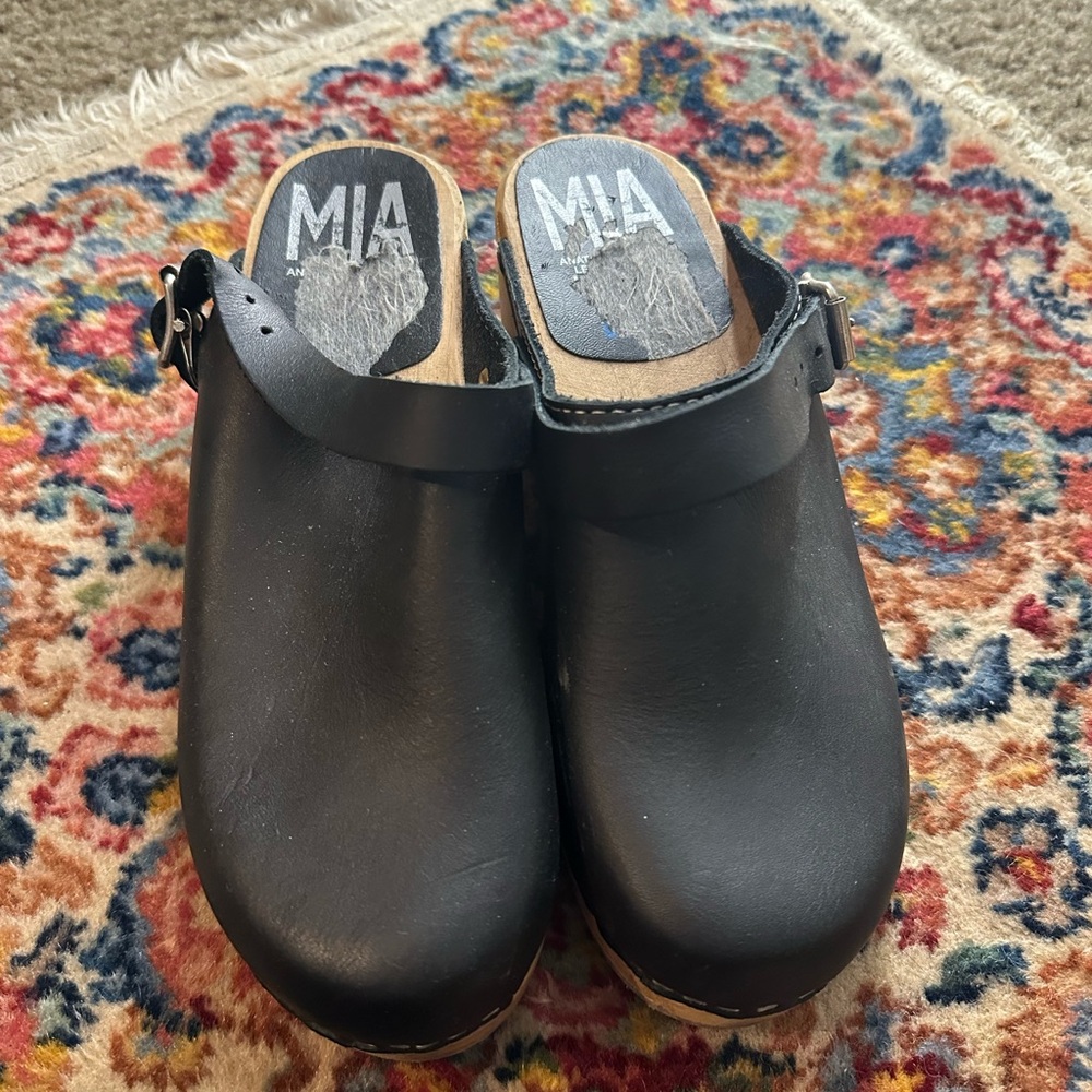 MIA Black Sandals